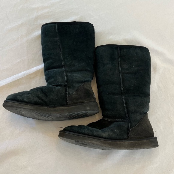 UGG Women's Classic Tall Boot, Black, Size 8 - Picture 4 of 5